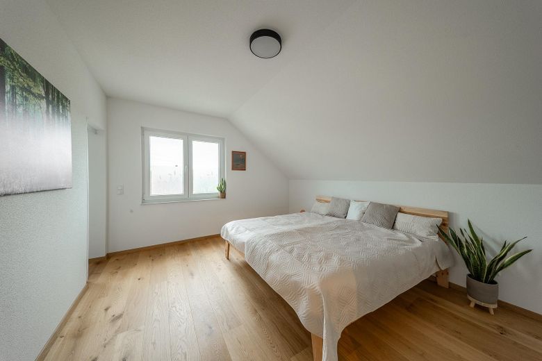 Neuwertiges KfW-55-Einfamilienhaus mit Wintergarten, Weitblick und großem Garten – provisionsfrei – Schlafzimmer 1 OG