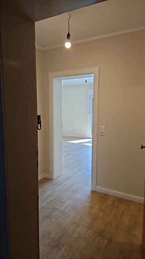 Erstvermietung nach Sanierung | Helle 2-Zimmer Wohnung mit Balkon und Einbauküche – Durchgang Wohnzimmer