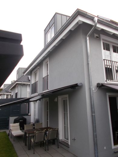 Haus Terrasse und Markisen