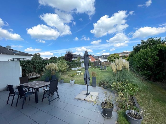 Modernes freistehendes Einfamilienhaus von 2019 mit großem Garten, zentral – Foto 2