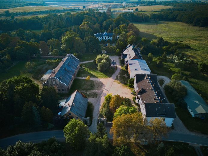 Atelier/Praxis/Gastro/Touristik/Büro/LOFT +++ in GUTSANLAGE (12 Geb. + 6 ha. Gr.) Nähe Müritz! – Gutsanlage/Blick auf's Schloß!