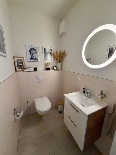 Sin comisión: Moderno apartamento de 4 habitaciones con balcón orientado al oeste y plaza de garaje subterránea con posibilidad de carga – Gäste-WC