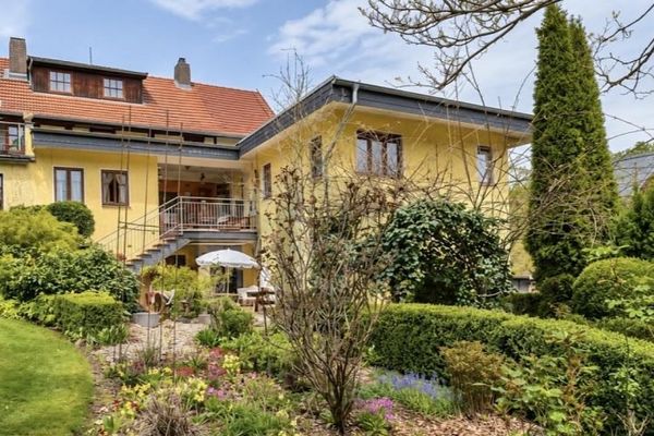 PROPRIETÀ AMMODERNATA CON SPLENDIDO SPAZIO ESTERNO