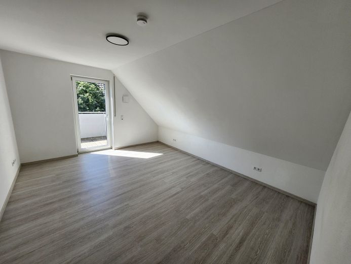 Sofort bezugsfrei! Moderne Dachgeschosswohnung mit Glasfaser, Balkon – inklusive Küchenzeile. – Schlafzimmer