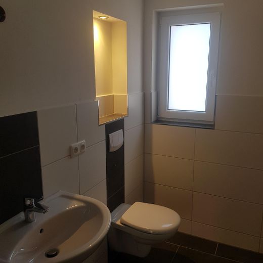 Saniertes Zweifamilienhaus zur Miete in Giesen – EG Bad (1)