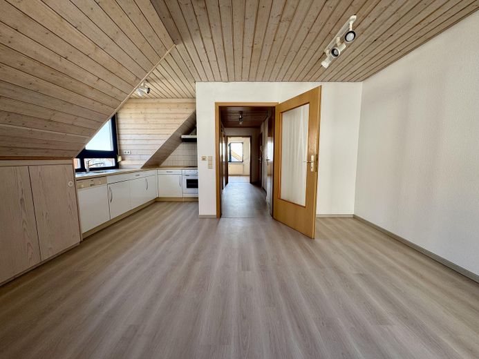 Provisionsfrei: 2-Zimmer-Wohnung DG mit Balkon in betreuter Wohnanlage – Wohnzimmer/ Küche 3