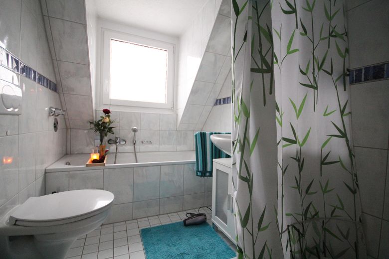 Bad mit Wanne + sep. Dusche