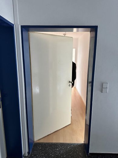 Bright 2-room attic apartment with fitted kitchen in a central location – Wohnungseingang