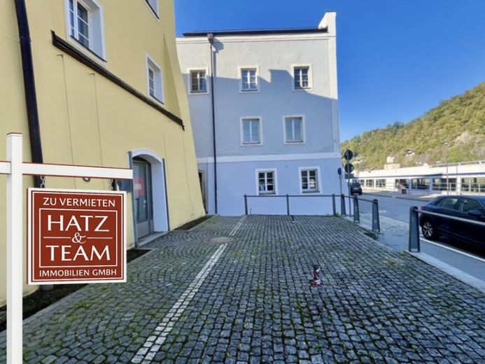 Attraente spazio commerciale con ampia terrazza e vista da sogno: condizioni perfette per un elegante concept di caffetteria o bar! – Foto 1