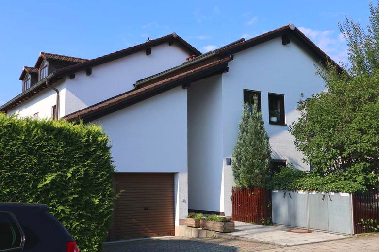 79m² Wohn-/Nutzfläche | Provisionsfrei | 3 Zimmer Maisonette Gartenwohnung | sofort bezugsfrei – Hauseingang