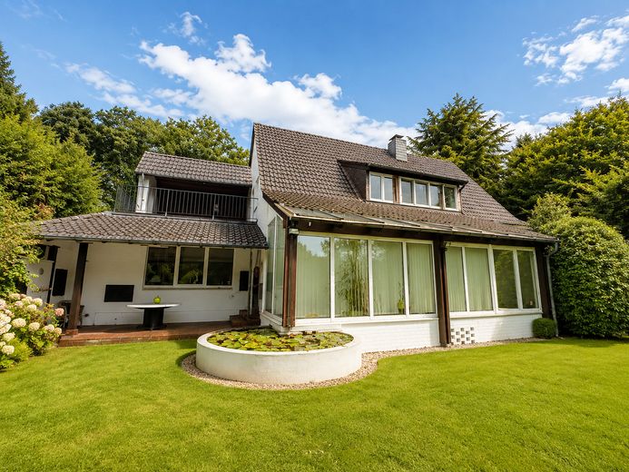 Spacious garden apartment with an exceptional living area, terrace, and direct views of greenery – Gartenansicht