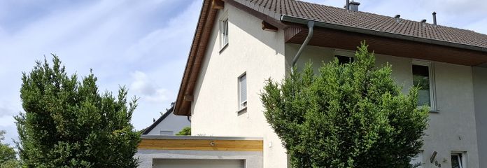 نصف منزل مزدوج مُعتنى به مع حديقة في Brühl-Eckdorf (بدون عمولة) – Front u. Garage