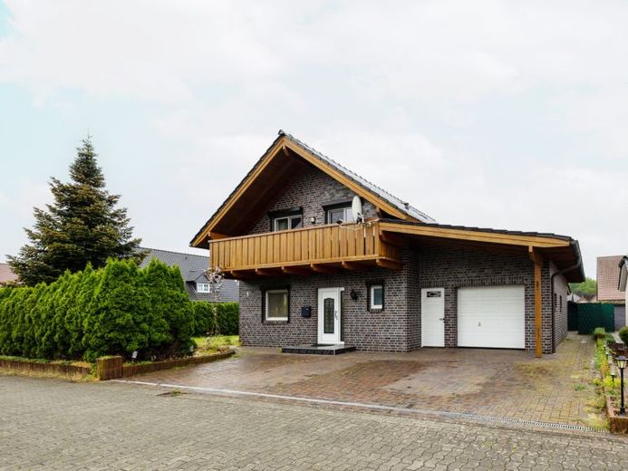 Modernisiertes Einfamilienhaus mit Wintergarten, Sauna & umlaufender Terrasse – फोटो 1