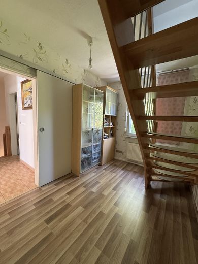 Gepflegtes Reihenmittelhaus in ruhiger Lage mit Garten und Garage – Arbeitszimmer Treppe DG
