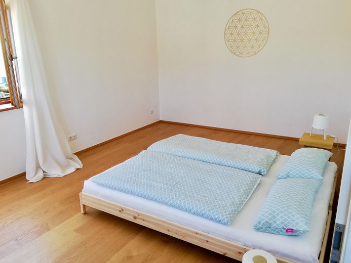 Lichtovergoten maisonette met eigen tuin & twee terrassen op rustige locatie, nabij het bos – Schlafzimmer