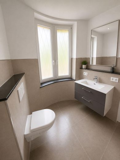 Restorasyon sonrası ilk kullanım, gösterişli Jugendstil villasında – Badezimmer