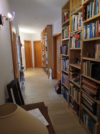 Bibliothek im Flur OG