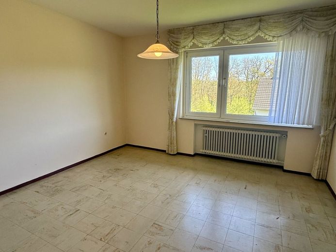 Viel Raum für Ideen: Zweifamilienhaus mit großem Garten, Garagen und Nebengebäude in Gohfeld – Schlafzimmer im OG