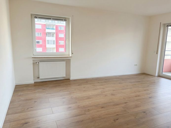 Moderne, zentrale 2-Zimmer-Wohnung mit Balkon, Aufzug & EBK – direkt am Bahnhof - ab 01.10.26 frei – Wohnzimmer