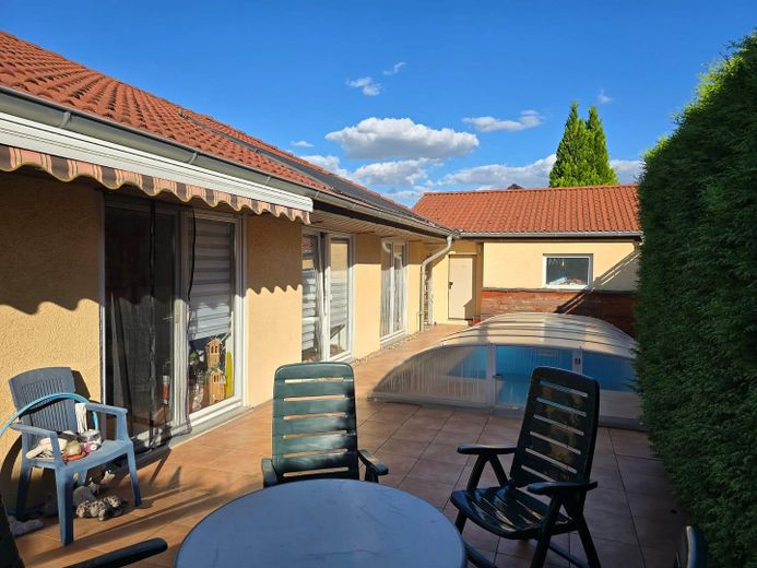 Bungalow con piscina e tanto comfort – Foto 1