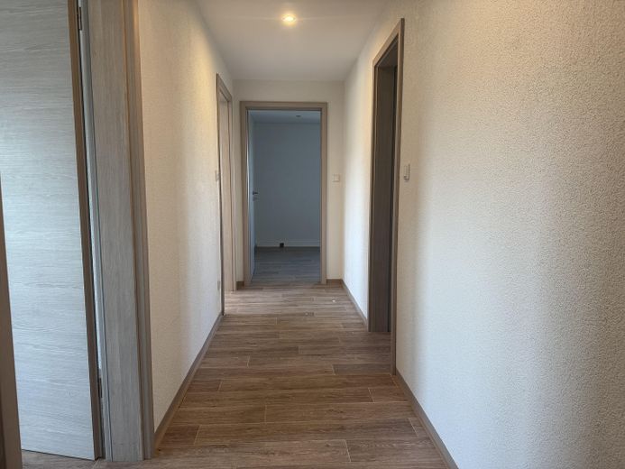 3-Zimmer-Wohnung mit neuer Einbauküche, Südbalkon & Stellplatz – Flur