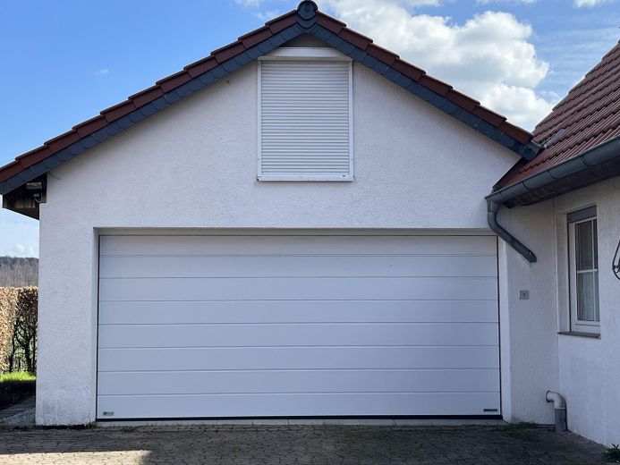 Einfamilienhaus auf großem Grundstück – Doppelgarage