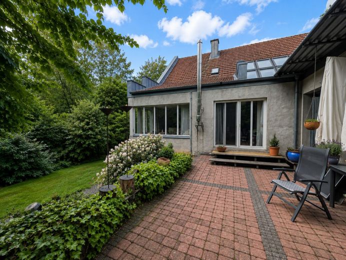 Charakterimmobilie mit Einliegerwohnung auf außergewöhnlichem Naturgrundstück – Ostansicht