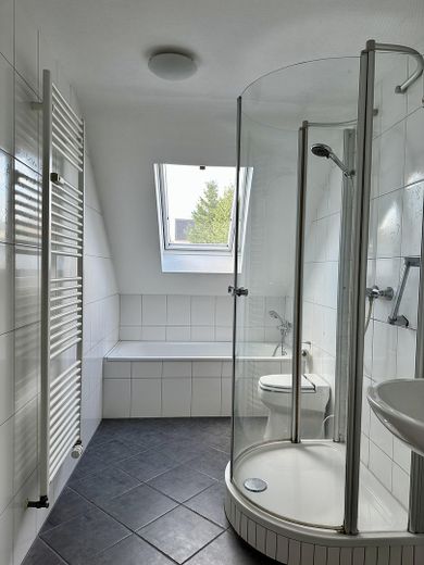 Lichtdurchflutete 3,5-Zi-Dachgeschosswohnung mit Panoramablick auf der Bellevue – Foto 7