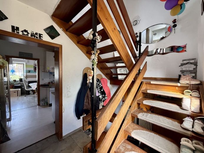 Fröndenberg-Mitte: Einfamilienhaus im Stadtgebiet - Es gibt viel zu tun, packen Sie es an! – Erdgeschoss: Flur