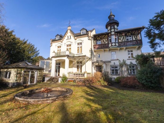Erpel’de Ren manzaralı, ek binası ve park alanı bulunan tarihi villa! – Foto 1
