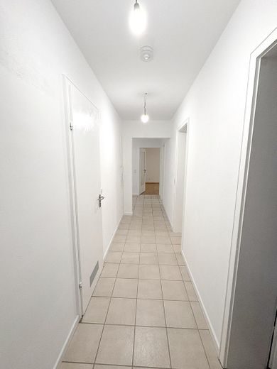 विशाल 4,5-कमरे का अपार्टमेंट | 92 m² | नई रसोई और स्नानघर | 2 बालकनी | गैराज – Flur