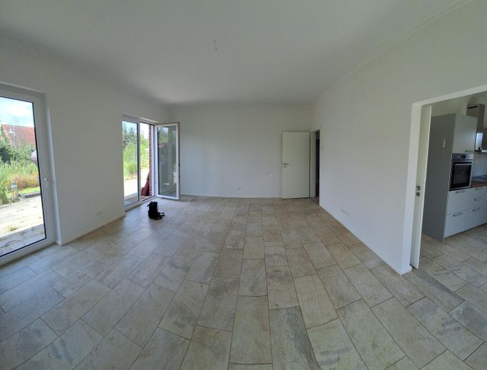 Bungalow come nuovo a Scharbeutz, frazione di Gleschendorf, in posizione immersa nella natura – Wohnzimmer / Küche