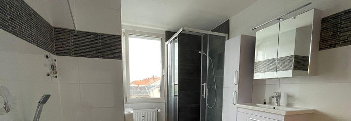 Bad mit Wanne und Dusche 
