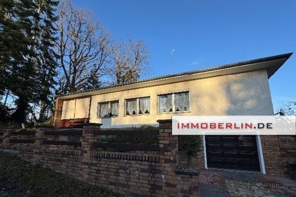 IMMOBERLIN.DE - Simpatico bungalow con potenziale, garage e edificio accessorio in una posizione immersa nella natura