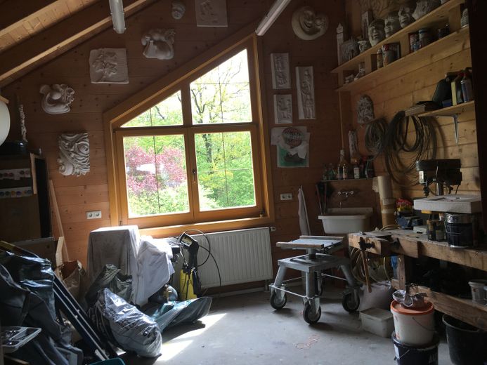 Am Waldrand gelegenes Einfamilienhaus mit ELW und parkähnlichem Garten – Atelier