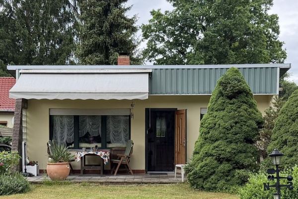 Terreno curato per il fine settimana con bungalow in posizione immersa nel verde