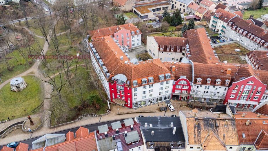 direkt am Park, tolles helles, möbliertes Apartment in ruhiger, zentraler Lage – Wohnanlage mit Park
