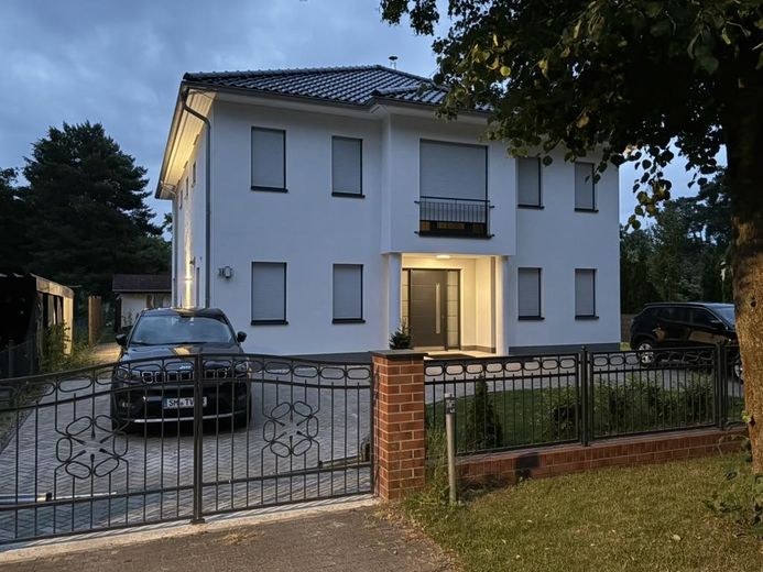 Hausansicht, vorn, Abend