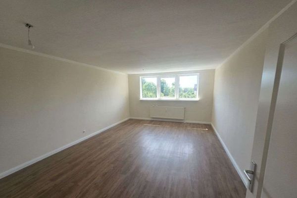 Frisch sanierte 2-Zimmer-Dachgeschosswohnung mit Einbauküche, Tageslichtbad und Carport