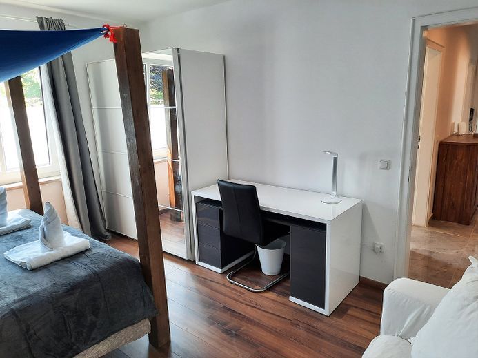 Möblierte Wohlfühloase in Augsburg-Göggingen – Perfekt als Ferienwohnung – 1. Schlafzimmer - Schreibtish