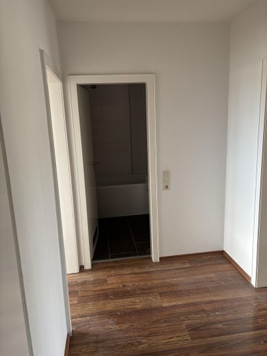 Appartamento di 3 locali appena ristrutturato con vista sul Deister, balcone, cucina componibile e ascensore a Berenbostel – Flur