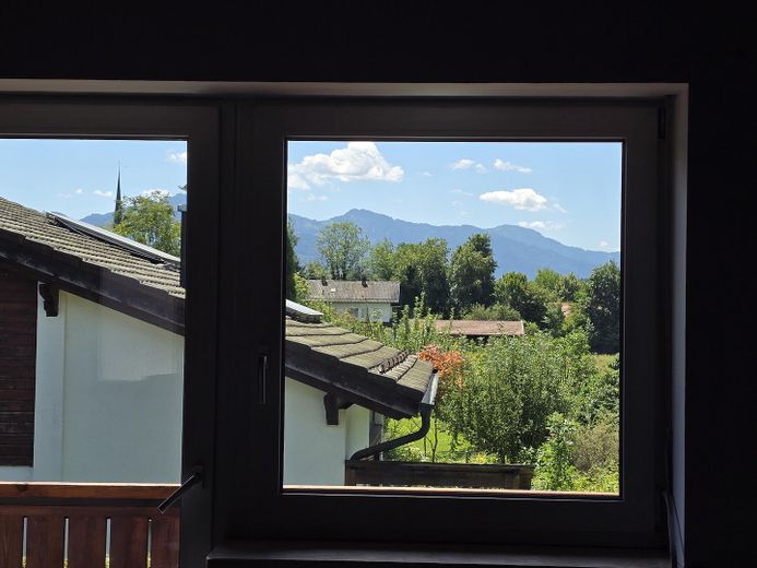 Rarität in Prien – Einfamilienhaus am Fluss Prien mit Bergblick, Wintergarten & PV – Bergblick aus Schlafzimmer