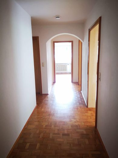 Appartamento al piano terra con 3 stanze in affitto a Surberg – Flur