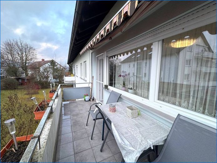 Familienfreundliche 4 Zi.-Wohnung im 1.OG mit Balkon in schöner und ruhiger Ortsrandlage! – Photo 1
