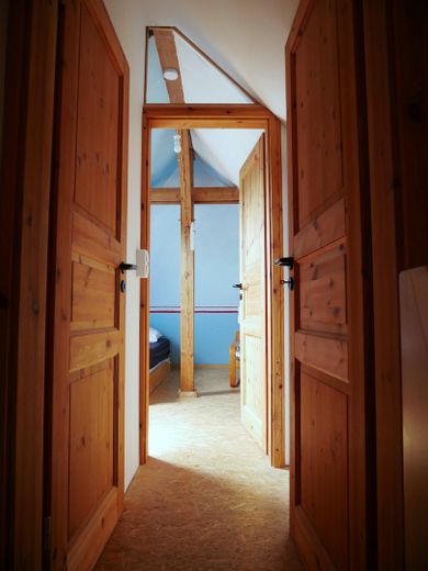 Haus für große Familien  und/oder Wohnen und Arbeiten unter einem Dach – Flur DG und Blick in Schlafzi.