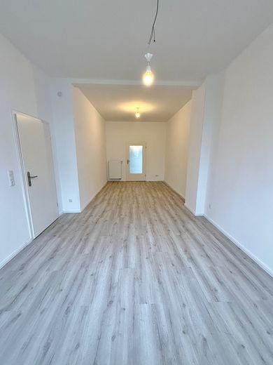 Modernized 5-room mid-terrace house in Bremen-Hastedt with garden, terrace & 2 bathrooms – Wohnzimmer