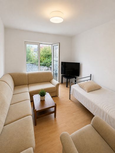 Direkt einziehen: 1-Zimmer-Wohnung mit Balkon und Küchenzeile – Wohn- und Schalfbereich