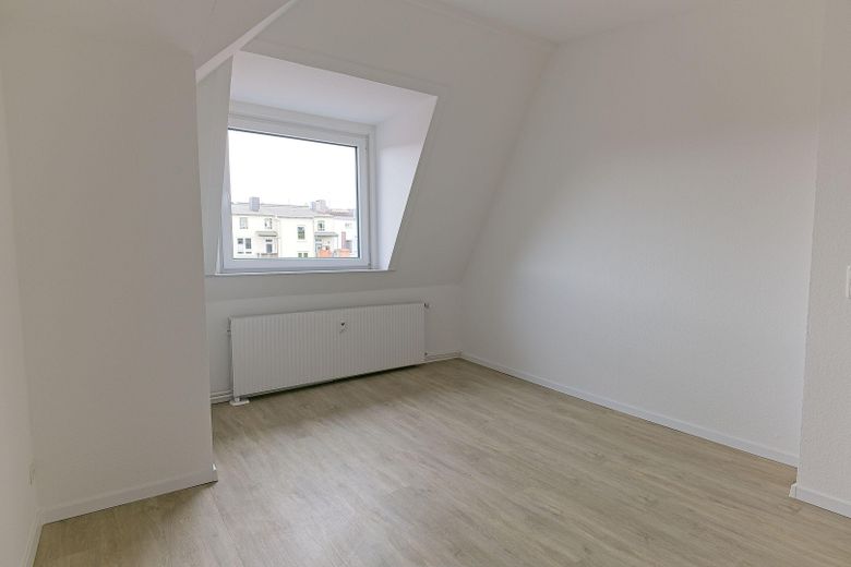 Stilvolle ruhige 3-Zi-Dachgeschosswohnung – eigene Etage, Dachbalken & Gartenmitnutzung – Schlafzimmer