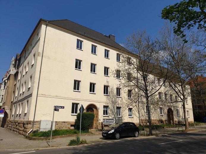 Kernsanierte 3-Zimmer­wohnung mit Balkon und Einbauküche – Aussenansicht Straßenseite