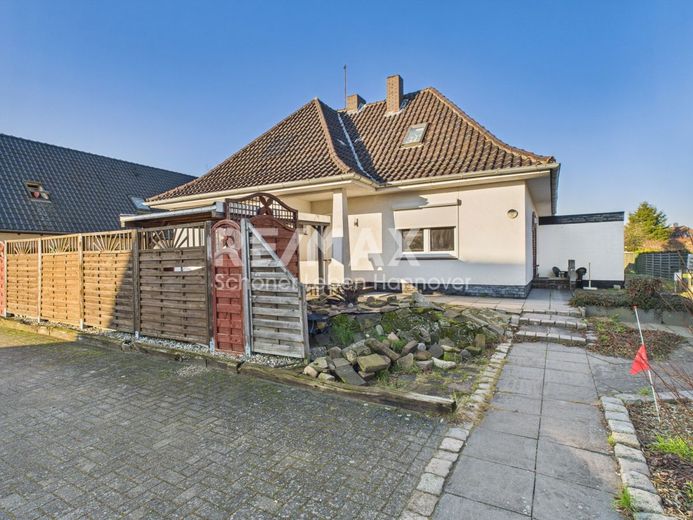 5 auf einen Streich - Mehrfamilienhaus, 5 Wohnungen mal etwas individueller – Weg zu den Wohnungen vorn